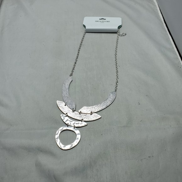 Signature silver geometric shape metal (rhodium) necklace - Picture 3 of 6